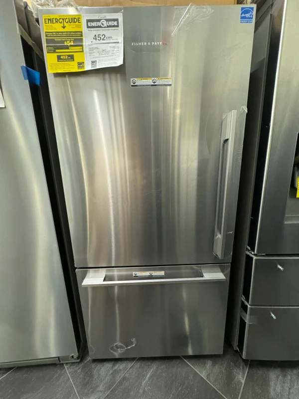 17.1 cu ft Series 5 Refrigerator Freezer Model #RF170WDRUX5 N